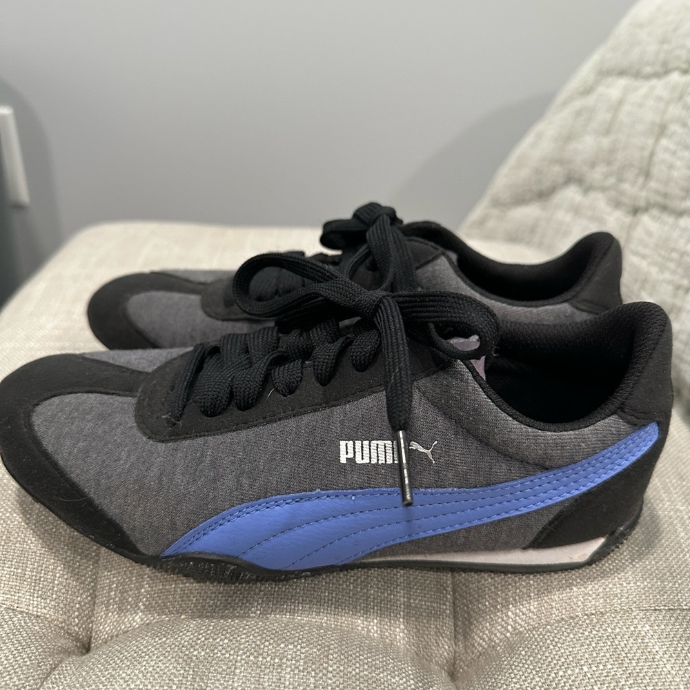 Puma casual sneaker size 6. Gently used condition. Soft foam insert.